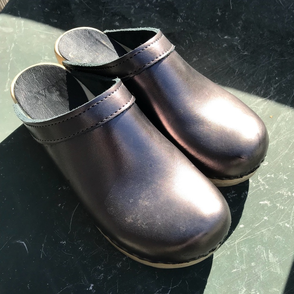 Sven Clogs size 37 metallic pewter
